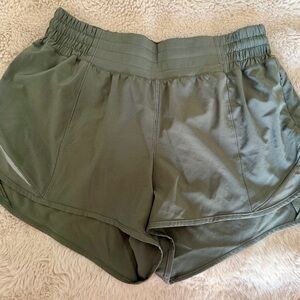 lululemon athletica hotty hot 2.5” shorts